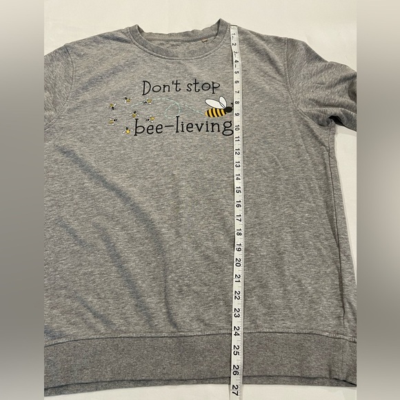 Pepper Paisley & Co | Don’t Stop Beelieving Sweatshirt | Large - Picture 4 of 9